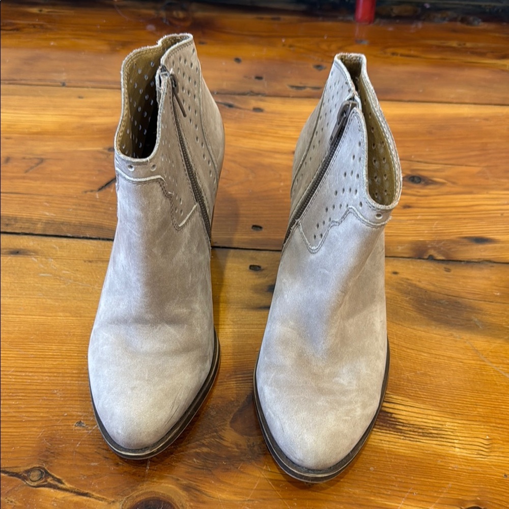 Lucky Brand Gray Tan Ankle Boots Cutout Design and Medium Stacked Heel Size 8.5 - Picture 2 of 10